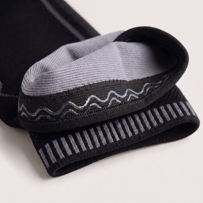 Top band turned inside out to show the two wavy silicone grip lines